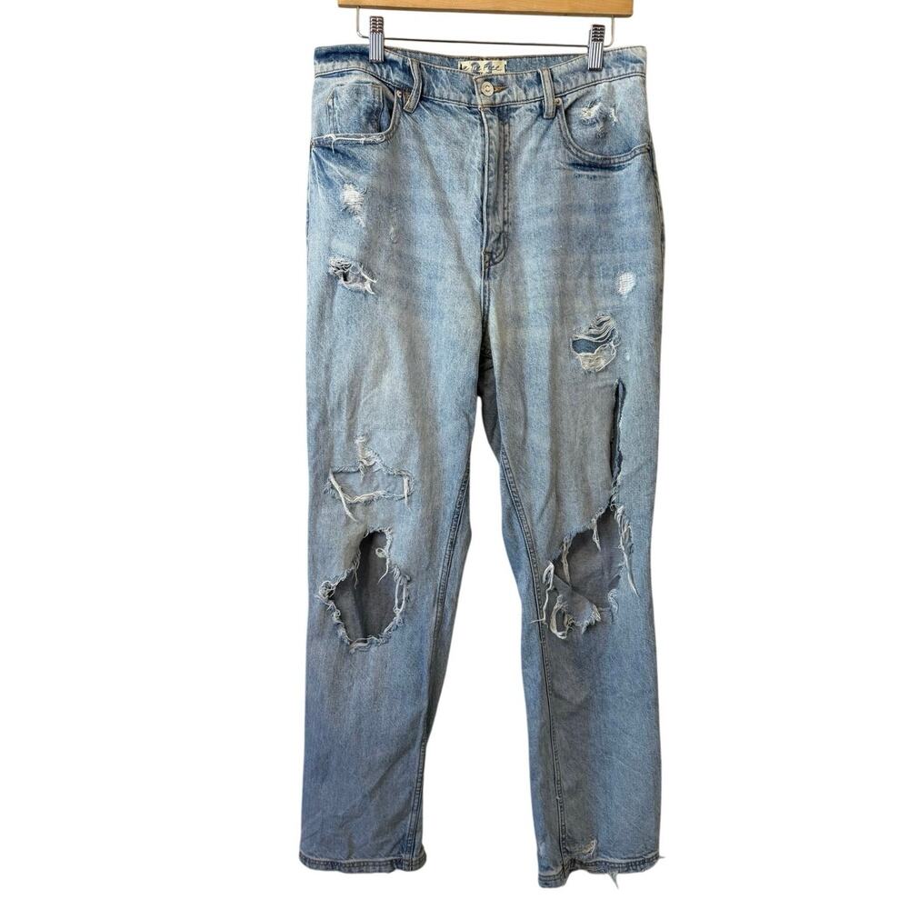 Free People CRVY Relaxed Fit Distressed High Rise Light Wash Grunge Boho Jean 31